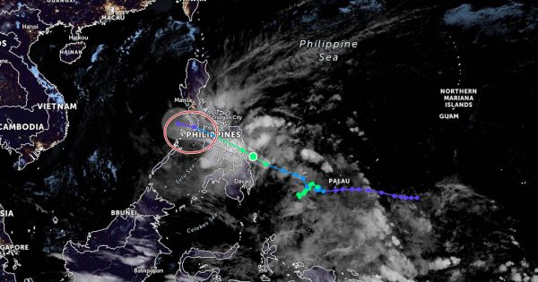 Bão đổ bộ Philippines, hàng chục nghìn người sơ tán