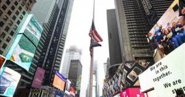 Nước Mỹ treo cờ rủ trong 5 ngày để tướng nhớ nửa triệu người chết vì Covid-19