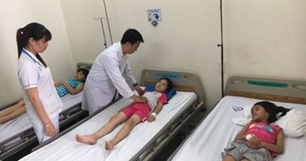 Hàng chục học sinh tiểu học ngộ độc sau bữa ăn trưa ở trường