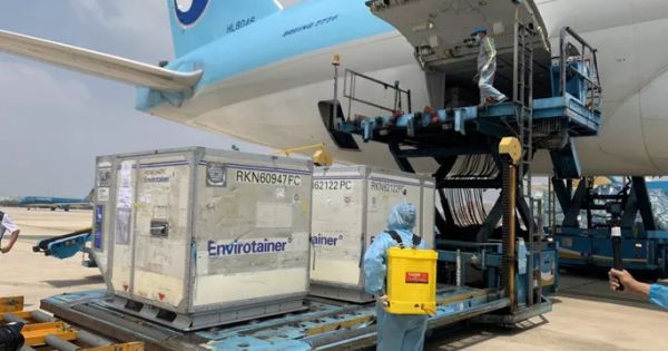 Lô vắc xin ngừa COVID-19 đầu tiên về Việt Nam đã đáp xuống sân bay