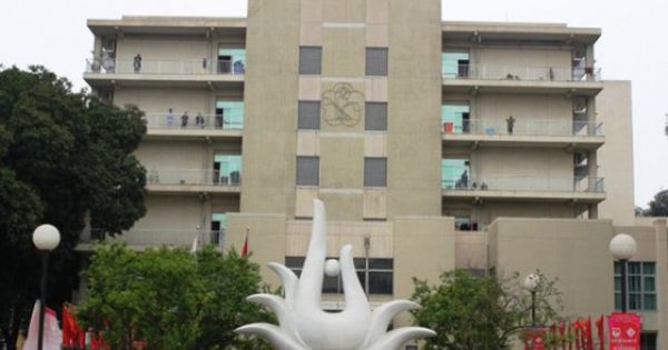 Khám với GS tại Bệnh viện Bạch Mai: 550.000đ/lượt, giường theo yêu cầu 3,3 triệu