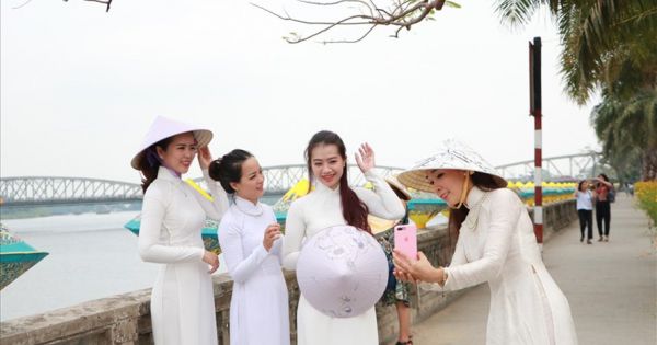 Mặc áo dài truyền thống được miễn phí tham quan di tích Huế