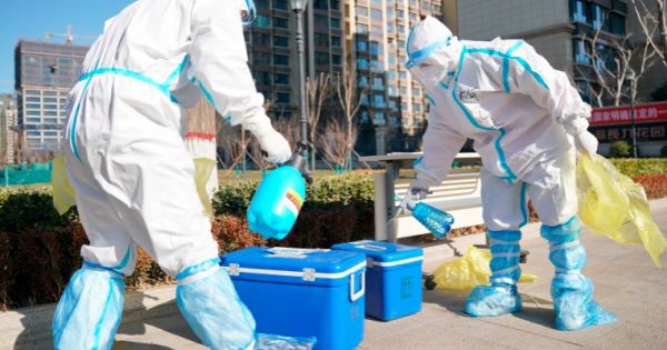 Trung Quốc yêu cầu người nhập cảnh xét nghiệm COVID-19 qua hậu môn