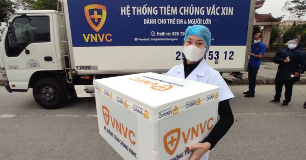 Cận cảnh tiêm vắc-xin Covid-19 ở tuyến đầu