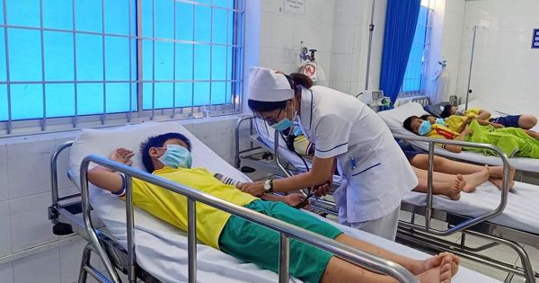 Nghi ngộ độc thực phẩm, khoảng 40 học sinh ở Vũng Tàu phải cấp cứu