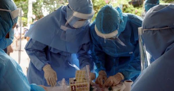 Bà bán vé số lẻn vào phòng bệnh nhân COVID-19 có kết quả âm tính lần 1