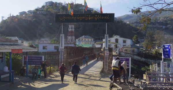 Hàng trăm cảnh sát Myanmar cùng thân nhân chạy trốn sang Ấn Độ