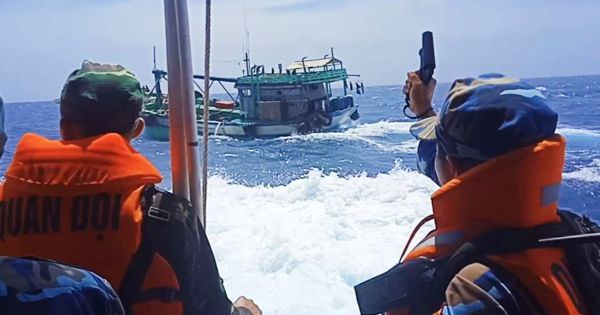Nổ súng truy bắt tàu cá vận chuyển dầu D.O không rõ nguồn gốc