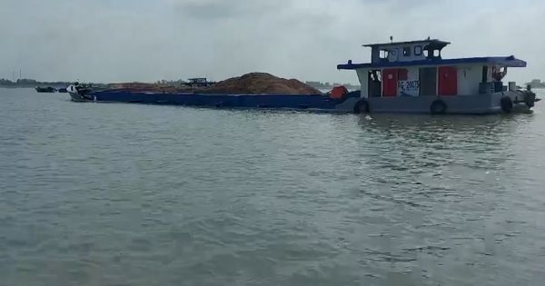 An Giang: Phát hiện bắt giữ nhiều sà lan chở cát không rõ nguồn gốc, nghi vấn cát lậu.