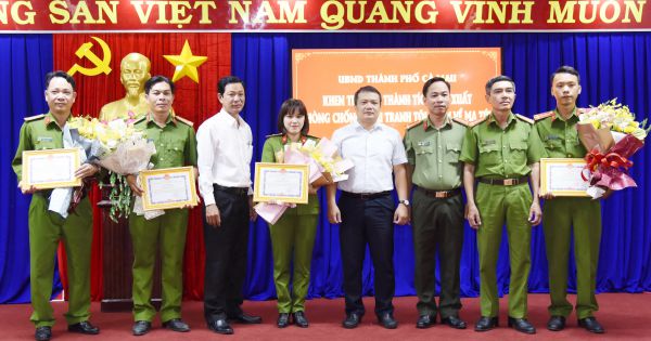 Cà Mau: Khen thưởng vụ bắt “nữ quái” vận chuyển ma túy đá, thuốc lắc