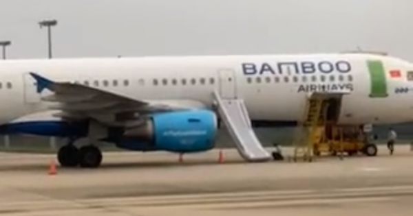 Phạt 15 triệu khách tự ý mở cửa thoát hiểm làm chuyến bay chậm gần 2 tiếng