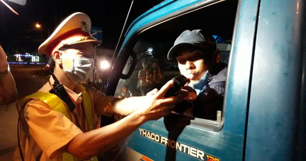CSGT Bạc Liêu kiểm tra nồng độ cồn, có tài xế vi phạm “vượt khung”