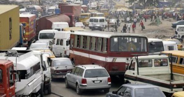 Xe buýt mất lái đâm vào cây làm hơn 50 người thương vong tại Nigeria