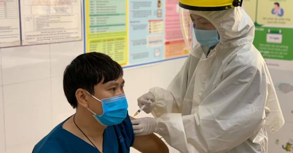 Lô vắc xin ngừa COVID-19 của COVAX đầu tiên về Việt Nam không đủ 1,37 triệu liều