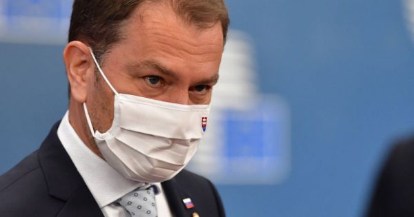 Thủ tướng Slovakia chấp nhận từ chức vô điều kiện để giữ lại chính phủ liên minh