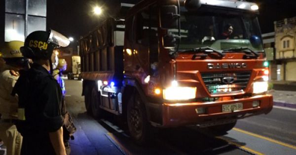 Công an TP Hồ Chí Minh triển khai cao điểm xử lý xe chở hàng vượt quá tải trọng