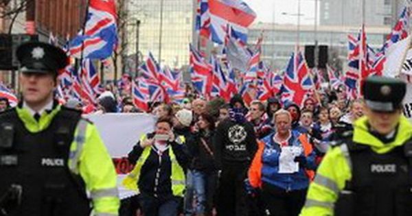 Nhiều cảnh sát bị đám đông tấn công trông cuộc bạo động tại Bắc Ireland