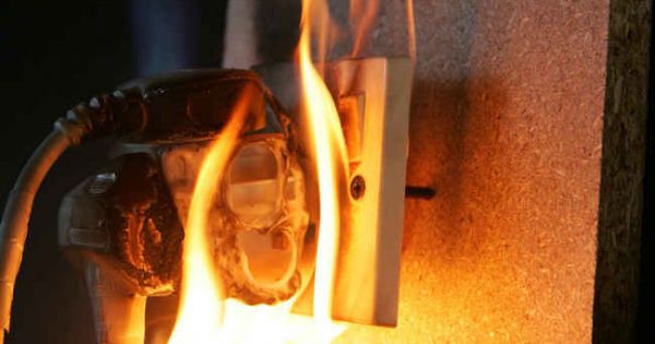 Bình Tân, TP. HCM: Chập ổ cắm điện gây cháy nhà, 4 người mắc kẹt