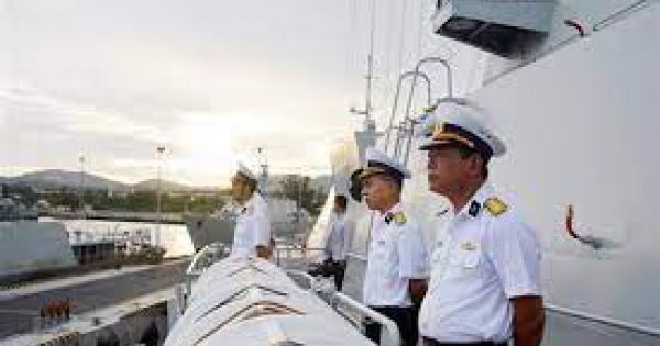 Tàu hộ vệ tên lửa Quang Trung của Việt Nam diễn tập ở Trường Sa