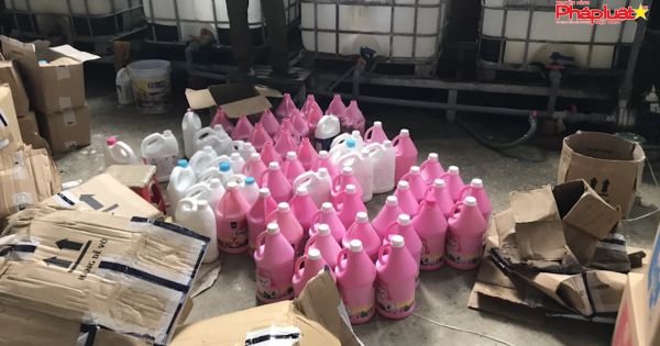 Triệt phá cơ sở sản xuất nước giặt giả mạo nhãn hiệu D-nee, Comfort tại Hà Nội