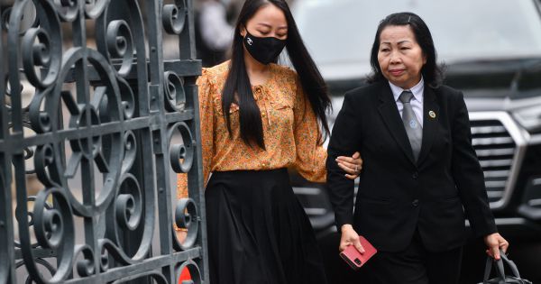 Dời ngày xử phúc thẩm vụ nữ tiếp viên hàng không bị xe Mercedes tông