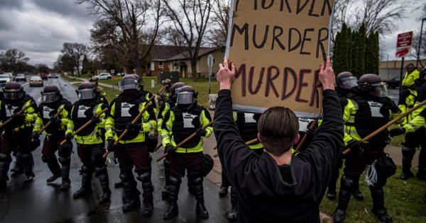 Mỹ: Người biểu tình ở Brooklyn Center đụng độ với cảnh sát