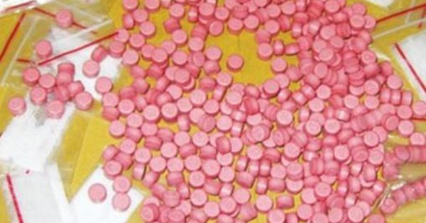 Bị “bom hàng” tài xế Grab giao nộp cho công an hơn 1.000 viên ma túy tổng hợp