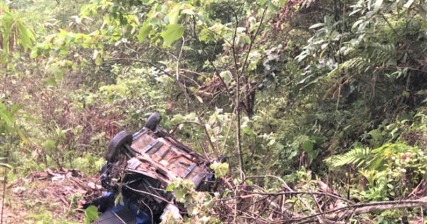 Taxi lao xuống vực sâu khiến 4 người thương vong ở Hòa Bình