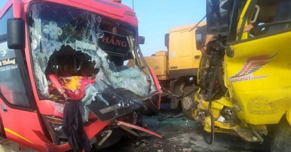 Hai ôtô tông trực diện trên cầu Gianh khiến 5 người thương vong tại Quảng Bình