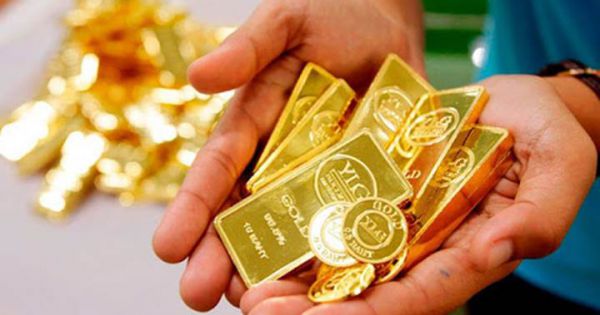 Sau khi rớt đỉnh, giá vàng tiếp tục lao dốc