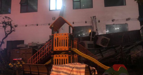 Giàn điều hoà bất ngờ sập xuống sân chơi trẻ em chung cư An Bình, Hà Nội