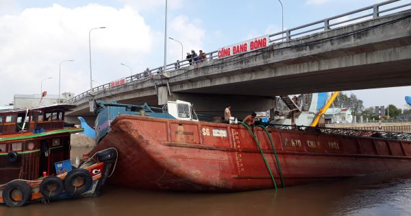 Bạc Liêu: Chìm sà lan sau khi kẹt tại cống ngăn triều chống ngập