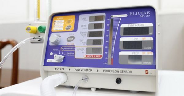 Việt Nam chuyển 100 máy thở hỗ trợ nước bạn Lào chống dịch COVID-19