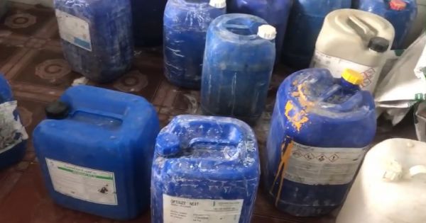 Cảnh sát đột kích công ty ngâm cá trong hoá chất