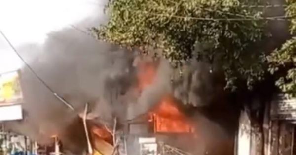 Cháy lớn ở cửa hàng sơn khiến nhiều người bỏ chạy tán loạn tại TP HCM