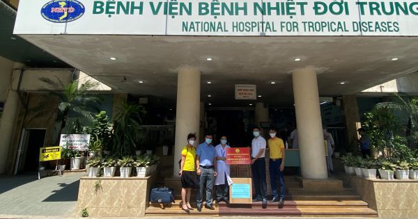 Dòng họ Hoàng Huỳnh trao quà hỗ trợ bệnh viện Bệnh Nhiệt Đới Trung Ương
