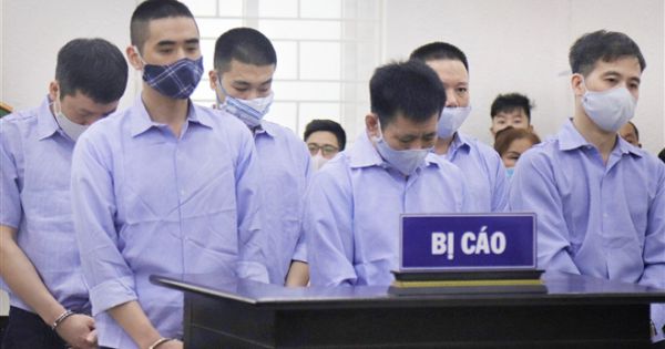 Bất ngờ hoãn phiên tòa xét xử 4 cựu thanh tra giao thông bảo kê 'logo xe vua'