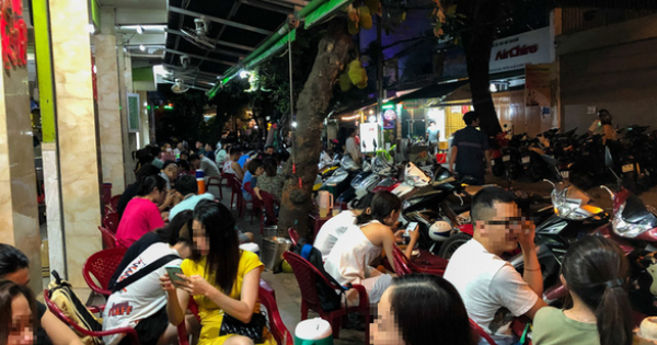 Hàng quán đông đúc bất chấp lệnh cấm tụ tập đông người ở TP.HCM