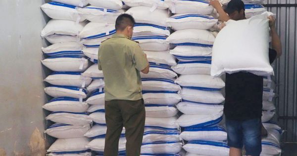 Bắt quả tang 150 tấn đường nghi nhập lậu vào TP.HCM