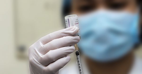 Tiêm vắc xin phòng COVID-19 cho nhân viên y tế, cán bộ tuyến đầu chống dịch