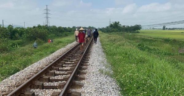 Khởi tố, bắt giam người mẹ ôm thi thể con nằm trên đường tàu tự tử tại Nghệ An