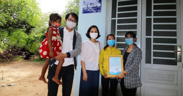 Khang Điền trao tặng 2 căn nhà tình thương cho người dân khó khăn