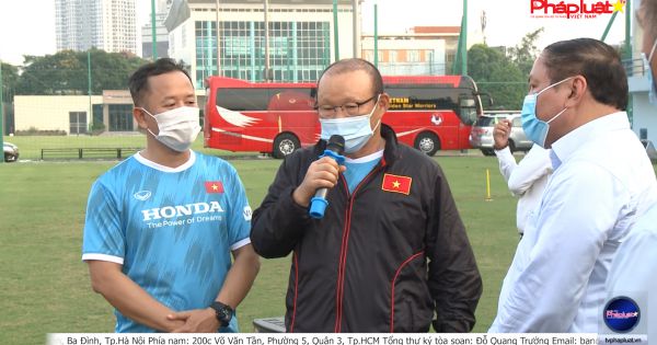 Bộ trưởng Bộ VH-TT-DL thăm đội tuyển Việt Nam; Xuân Trường quay trở lại tập luyện