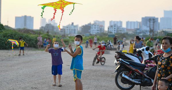 Người Hà Nội vẫn thả diều, đá bóng... bất chấp dịch Covid-19 diễn biến phức tạp