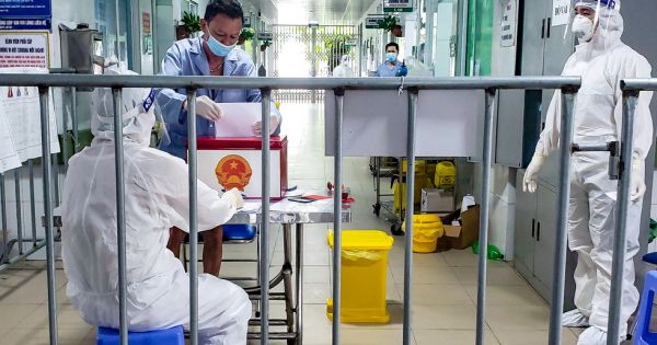 Hình ảnh xúc động: Bệnh nhân mắc COVID-19 bầu cử ngay trong khu điều trị