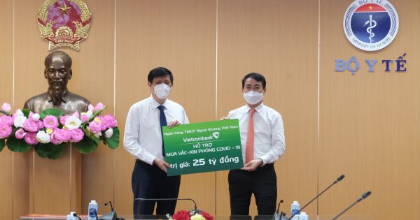 Vietcombank trao 25 tỷ đồng hỗ trợ Bộ Y Tế mua vắc xin phòng COVID-19