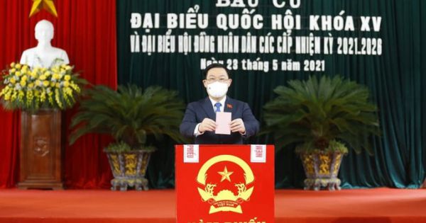 Chủ tịch Quốc hội Vương Đình Huệ bỏ lá phiếu đầu tiên tại thành phố Hải Phòng