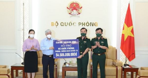 Trao 54,5 tỉ đồng cho Bộ Quốc phòng phục vụ công tác phòng chống dịch Covid-19