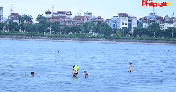 Người dân Hà Nội thản nhiên ra hồ bơi lội, tập thể dục mặc cho dịch Covid-19
