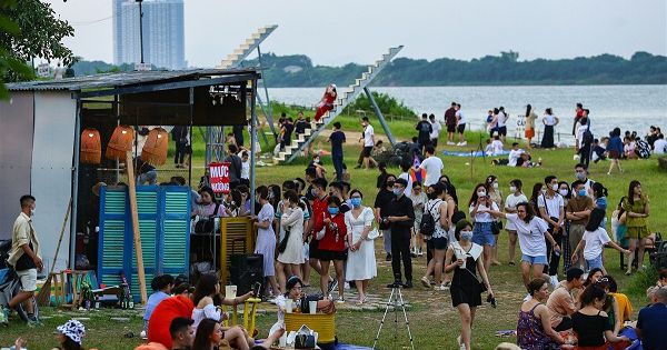Phạt 17,5 triệu đồng chủ quán để khách tụ tập đông nghịt ở bãi đá sông Hồng